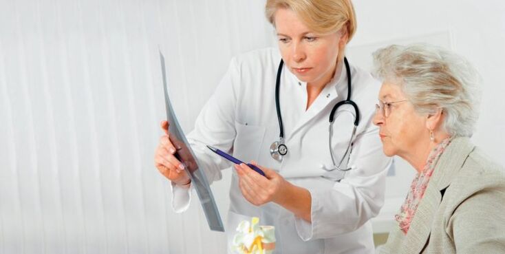 lekár predpisuje liečbu bolesti dolnej časti chrbta